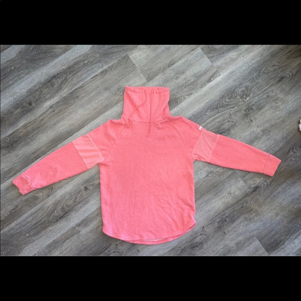 Women’s Gym Shark Pull over
